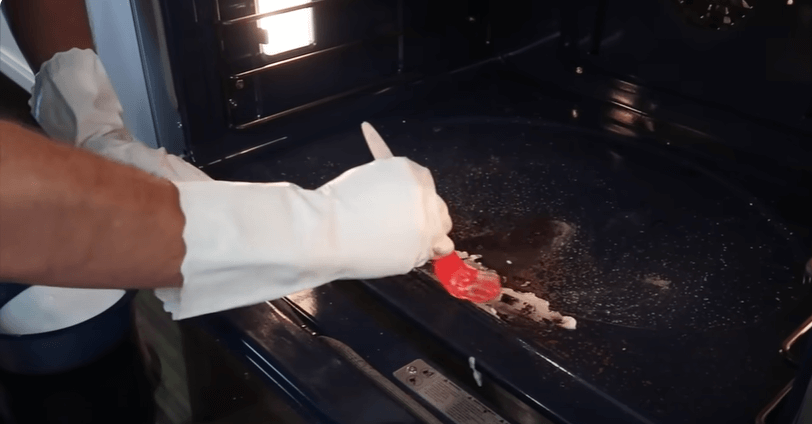Deep cleaning dirty oven 